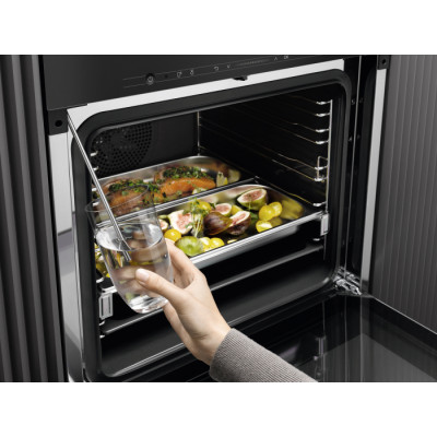 Встраиваемый духовой шкаф с функцией добавления пара Miele DGC 7250 CLST